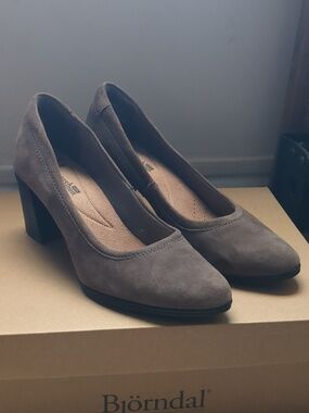 Clarks Taupe Suede Heels Pumps 7